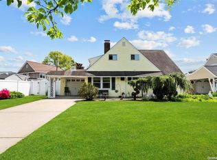 9 Deer Ln, Wantagh, NY 11793
