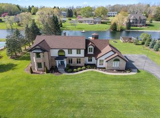 2208 Crystal Cir, Crystal Lake, IL 60012