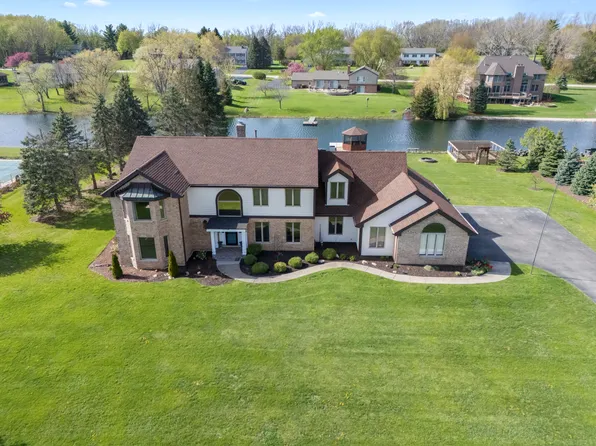 2208 Crystal Cir, Crystal Lake, IL 60012