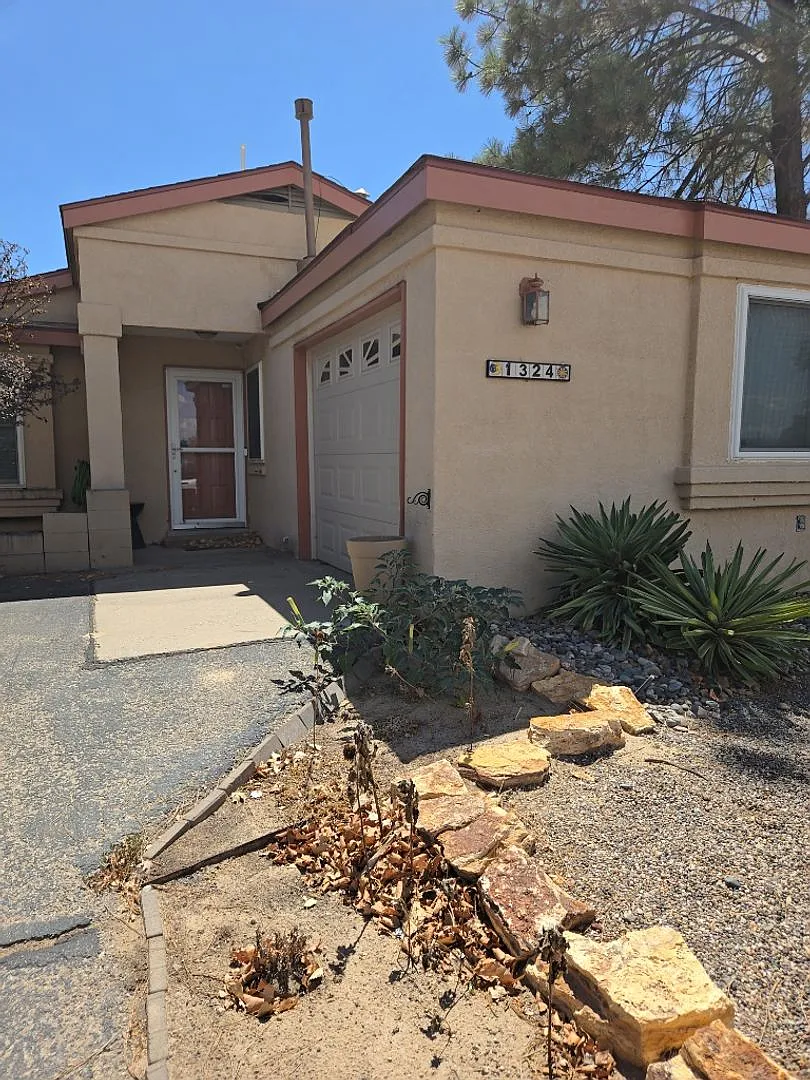 2-bedroom, 1-bathroom home located in the vibrant city of Albuquerque — Photo 1