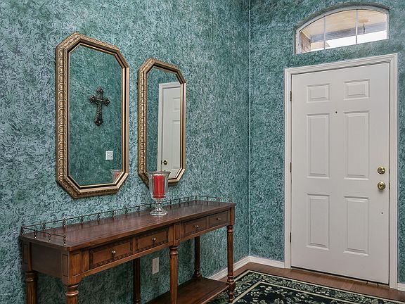 2nd image of 7004 Glenoak Ln