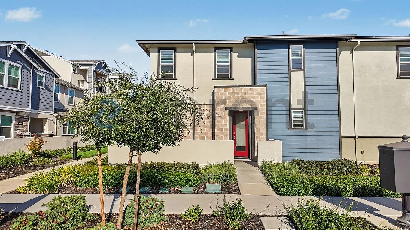 3 bed, 2.5 bath, 1740 sqft, $2,995 — Photo 1