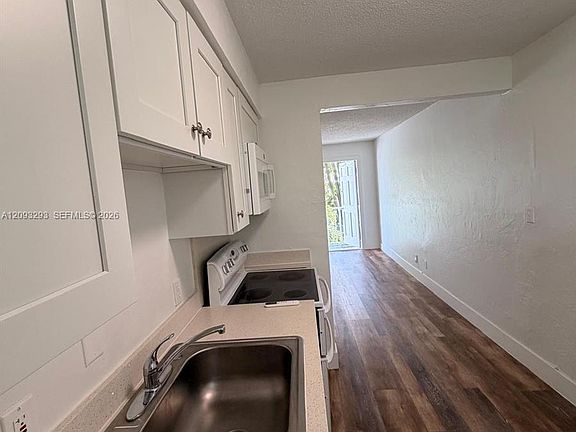 5th image of 1821 Thomas St #8