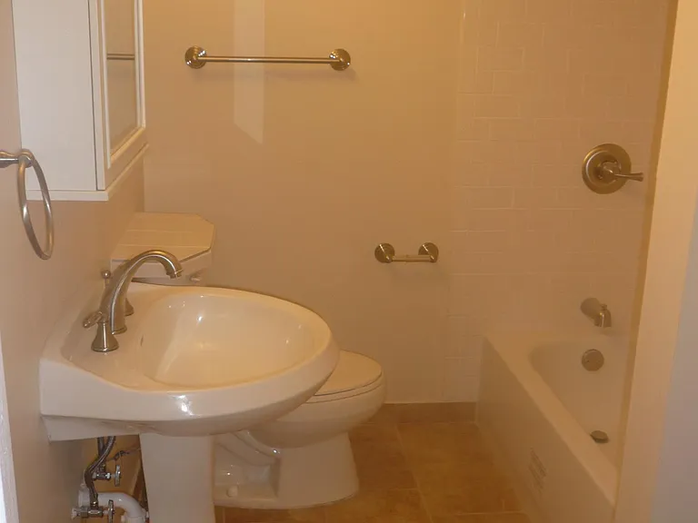 2020 W Cortland St — Photo 5