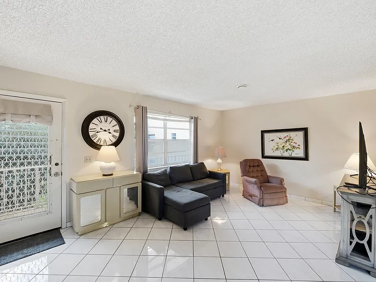 519 Burgundy St #K — Photo 5