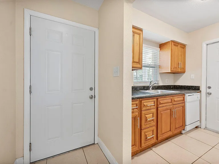 Royal Oak Condominiums — Photo 31