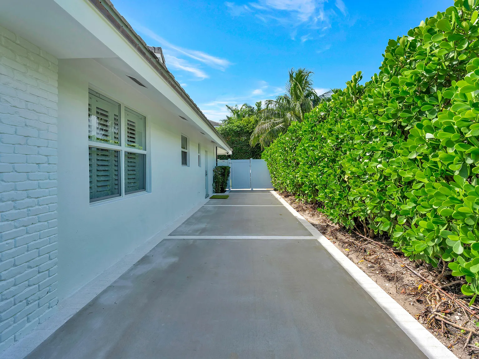 3 bed, 3.5 bath, 2690 sqft, $27,500 — Photo 3