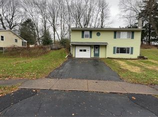 90 Caroline Dr, Rochester, NY 14624