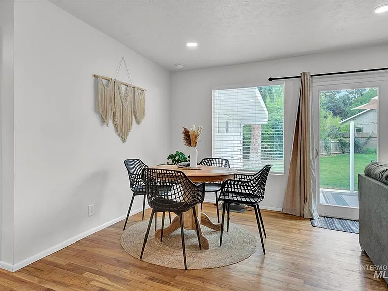 220 N Owyhee St — Photo 3