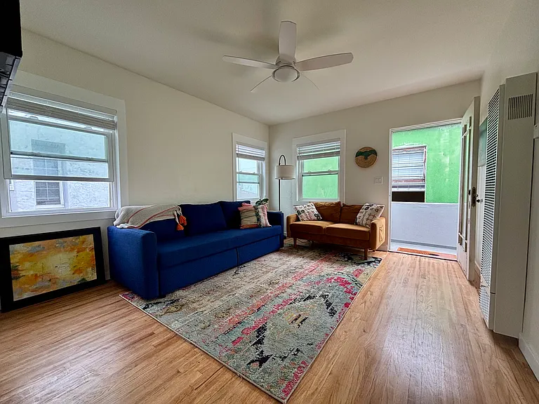 814-816 Niantic Ct — Photo 7