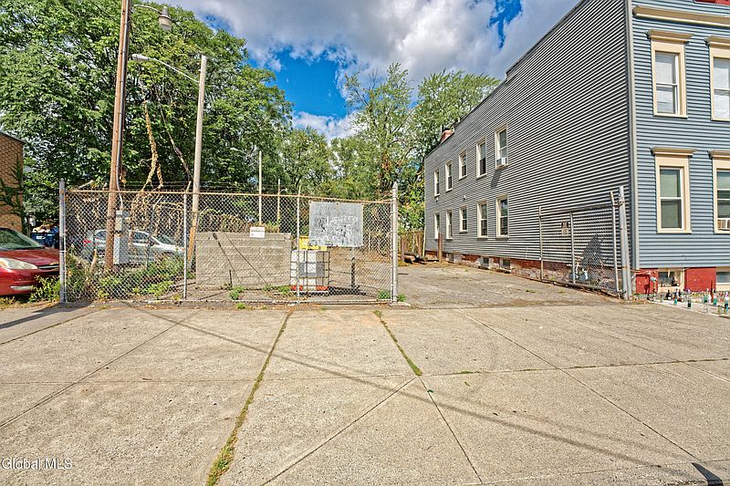 4th image of 161 N Lake Avenue