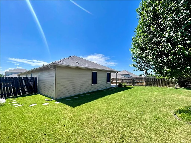 115 Leona River Trl — Photo 20