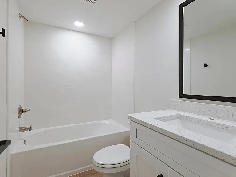 The Wave Beachfront Apartments — Photo 35