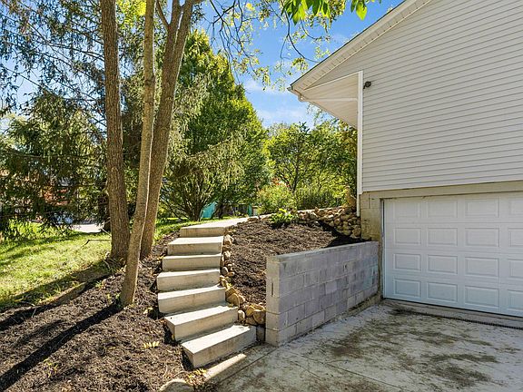 5th image of 283 Pat Haven Dr