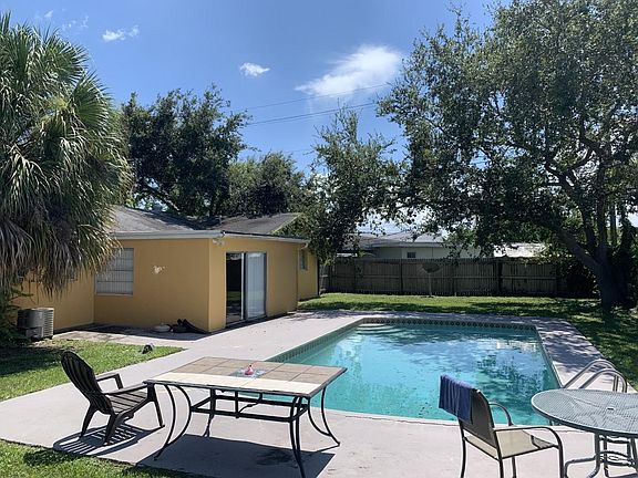 3rd image of 385 Garden Blvd