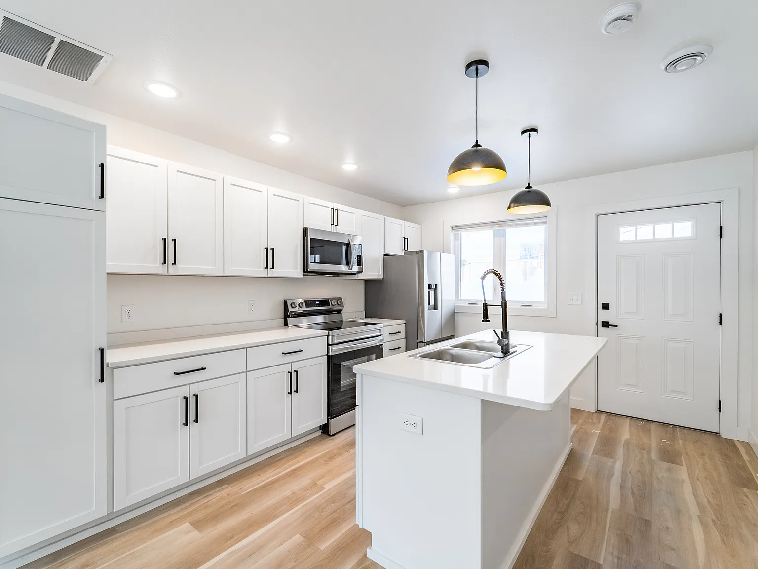 3 bed, $1,950 — Photo 2