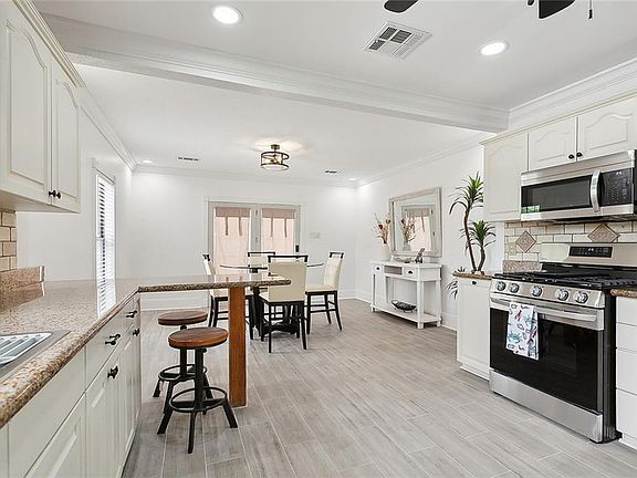 3rd image of 801 West Dr
