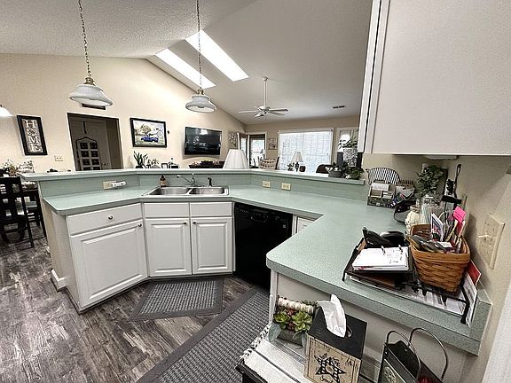 4th image of 24 Stonington Cir