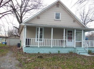 218 E Scudamore St, Flora, IL 62839