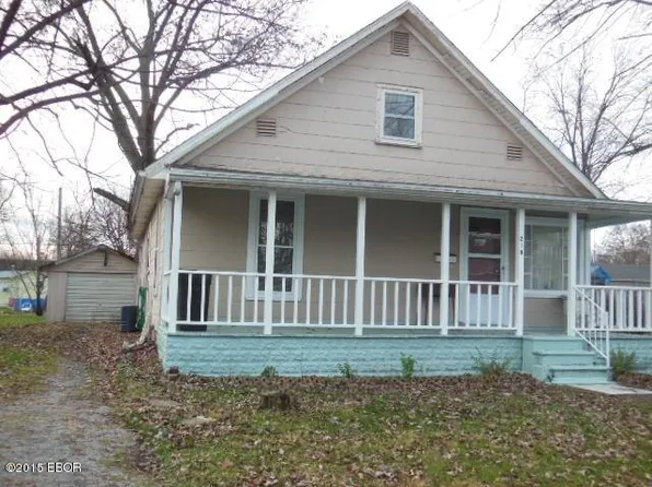 218 E Scudamore St, Flora, IL 62839