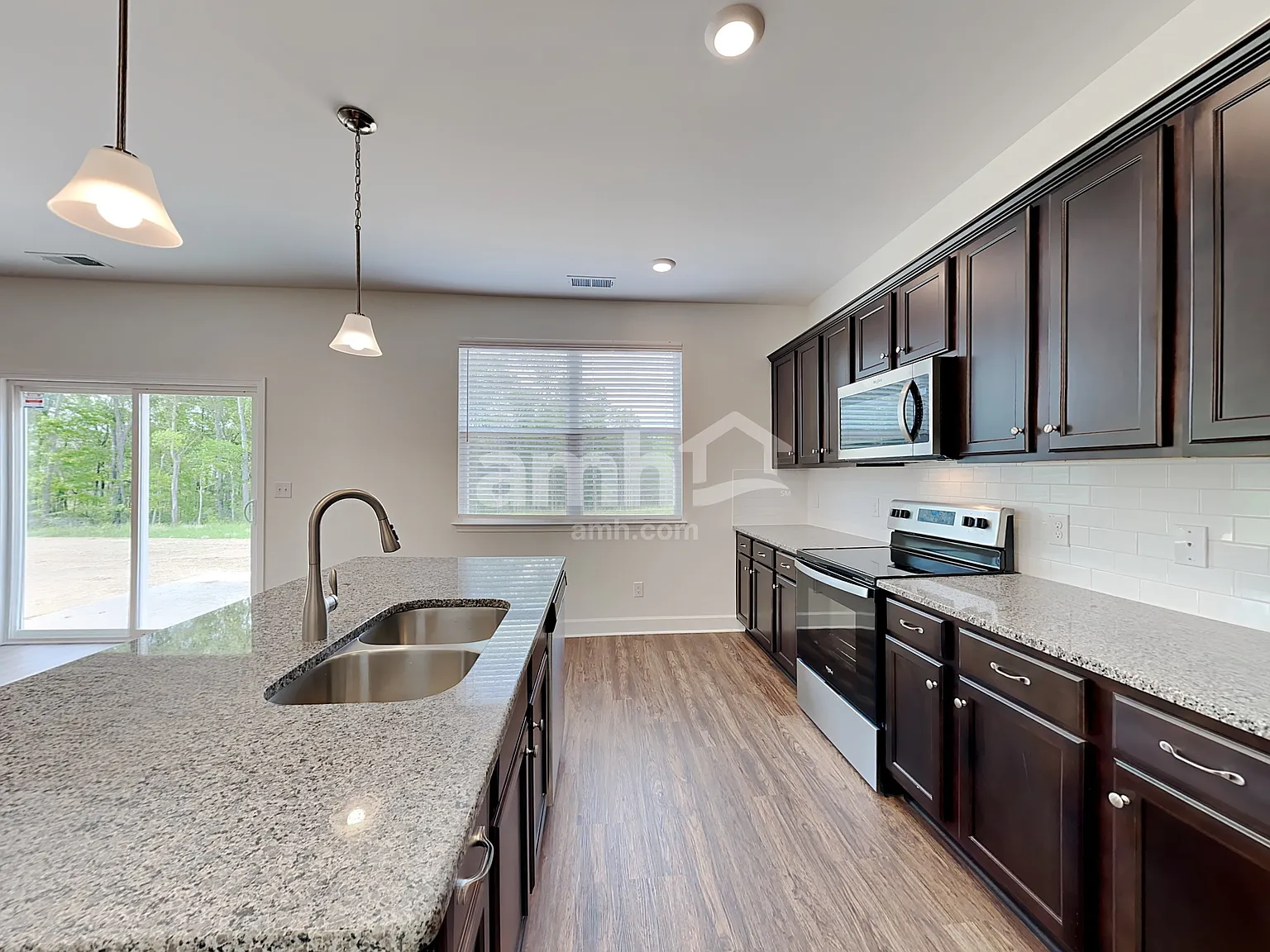 3 bed, 2.5 bath, 1895 sqft, $2,405 — Photo 3