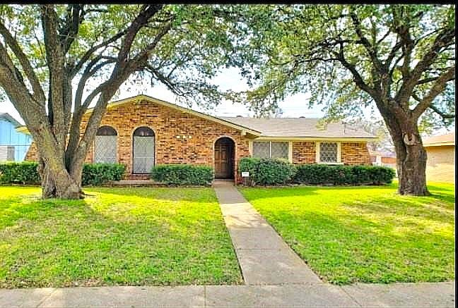1st image of 2752 Meadow Isle Ln