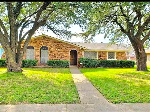 2752 Meadow Isle Ln, Dallas, TX 75237