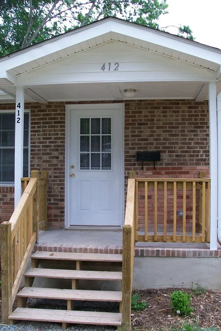 Walk to Campus & downtown from Whitaker St.- Updated 3br house w/ parking near UNC — Photo 3