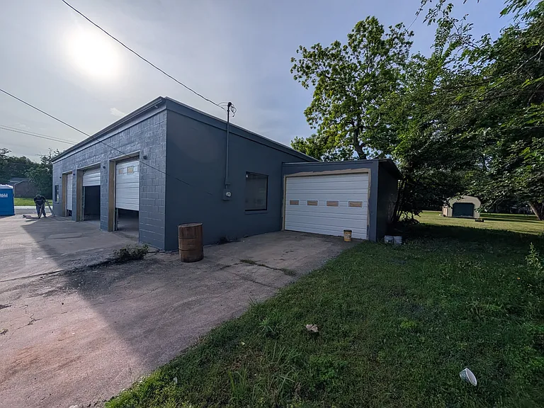 430 E Brockett St — Photo 17
