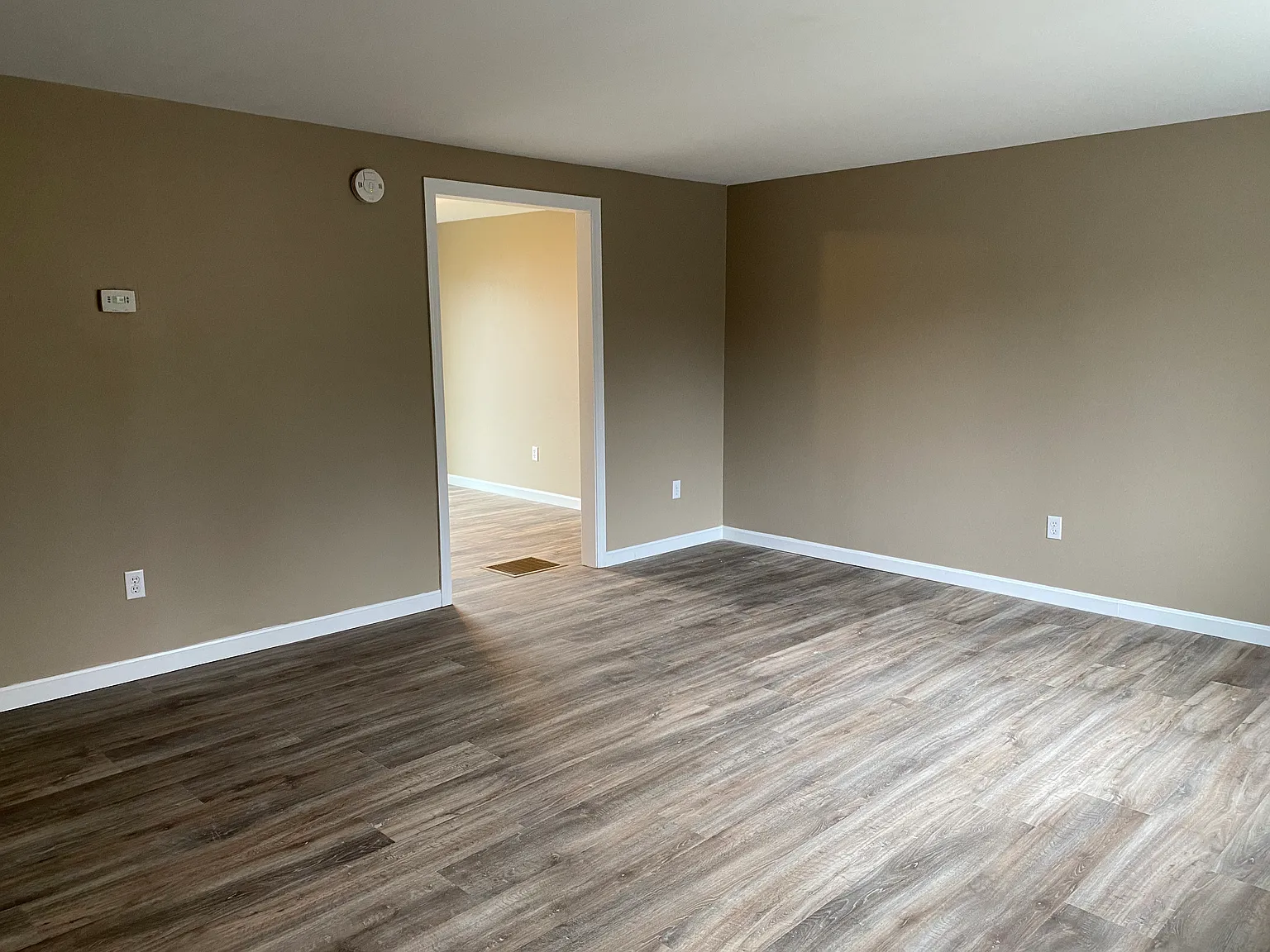 3 bed, 1100 sqft, $2,000 — Photo 3