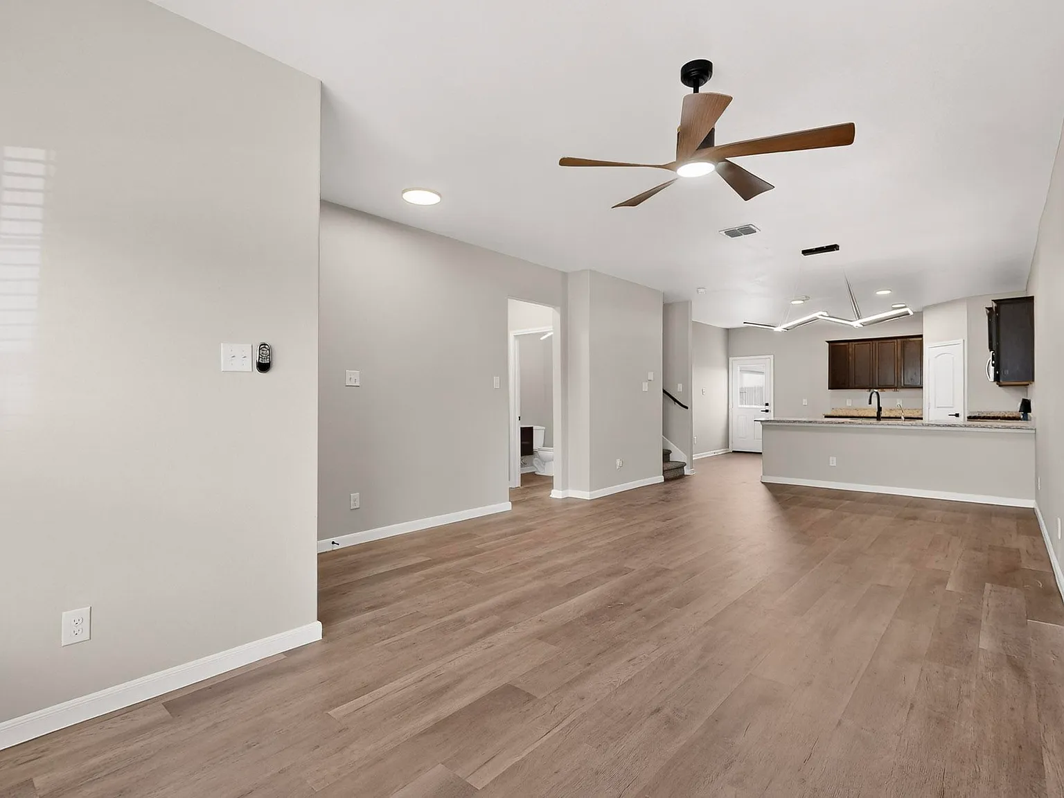 5 bed, 2540 sqft, $2,095 — Photo 4