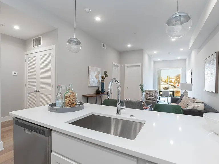 Washington Court (52 W) — Photo 21