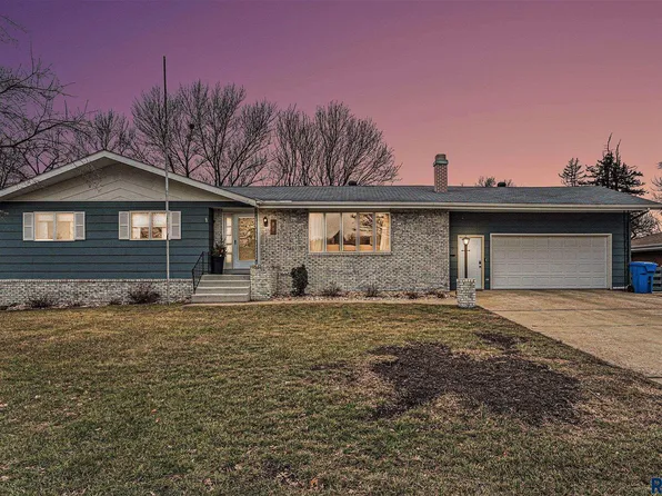 915 N Prairie Ave, Madison, SD 57042