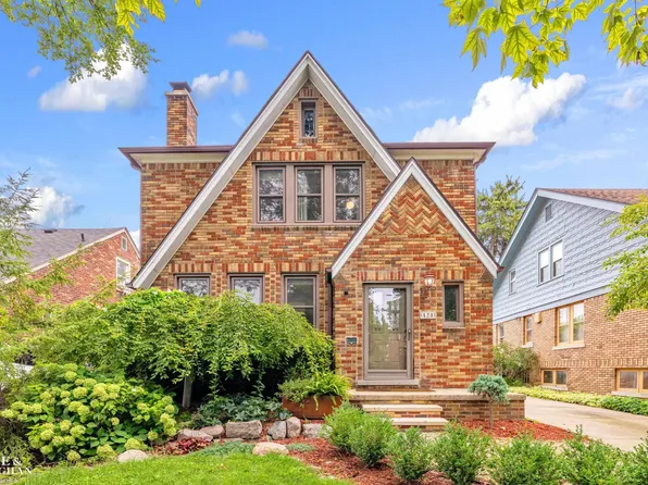 428 Cloverly Rd, Grosse Pointe Farms, MI 48236