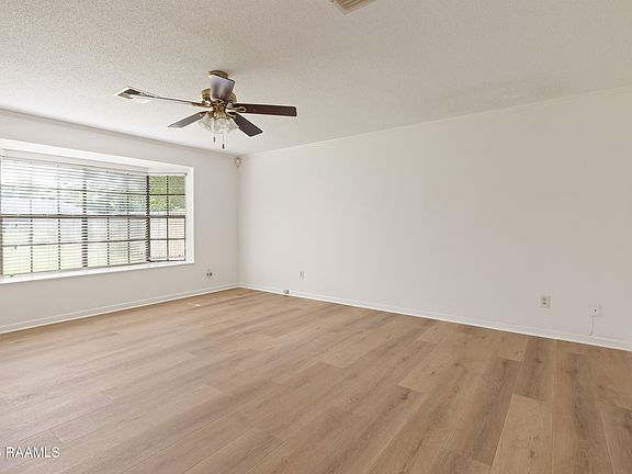 4th image of 1402 Broadmoor Blvd