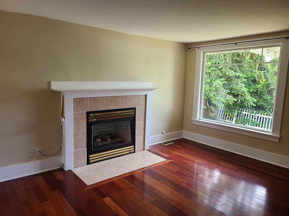 Gass fireplace in living room.