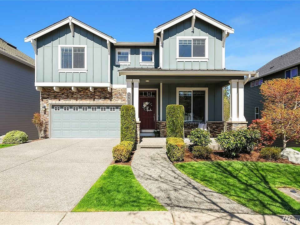 Stunning Snoqualmie Ridge re-sale with covered patio. 