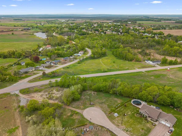 6 Lowe Ct, Whitewater Region, ON K0J 1C0