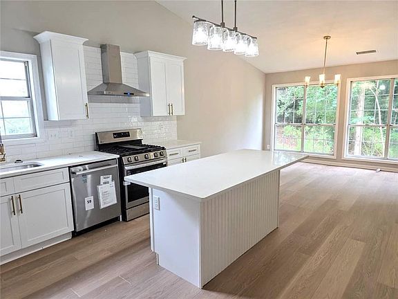 4th image of 2620 Logan Way