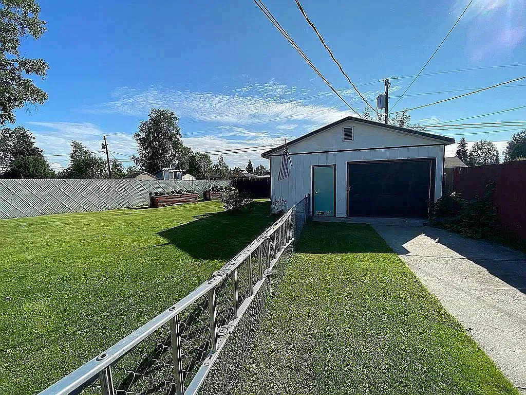 3 bed, 1200 sqft, $2,500 — Photo 2