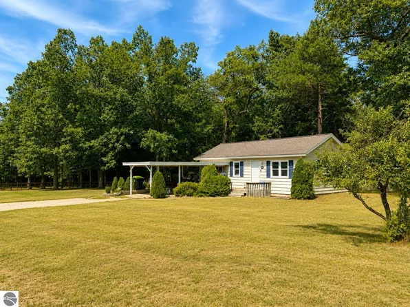 885 Parsons Rd, Traverse City, MI 49686