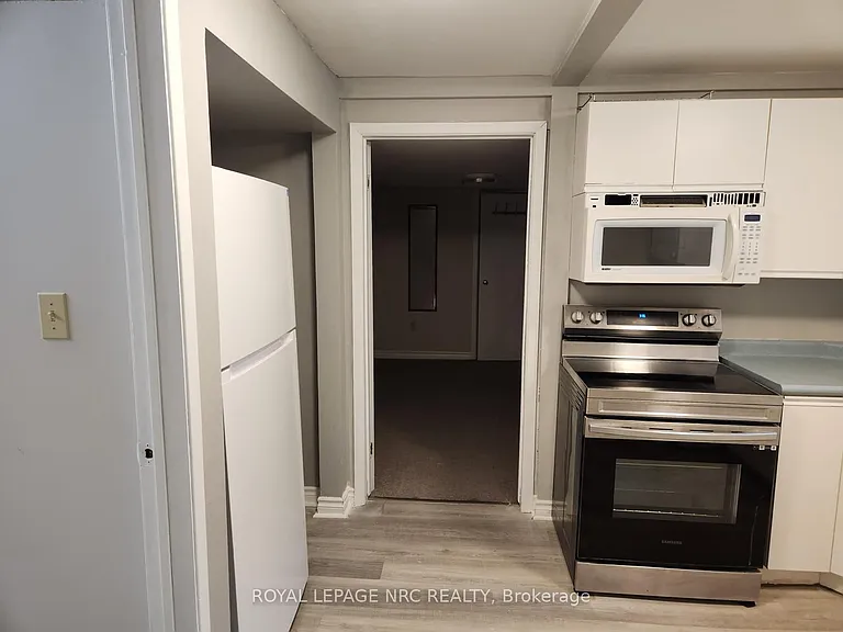 100 Larchwood Cir — Photo 9