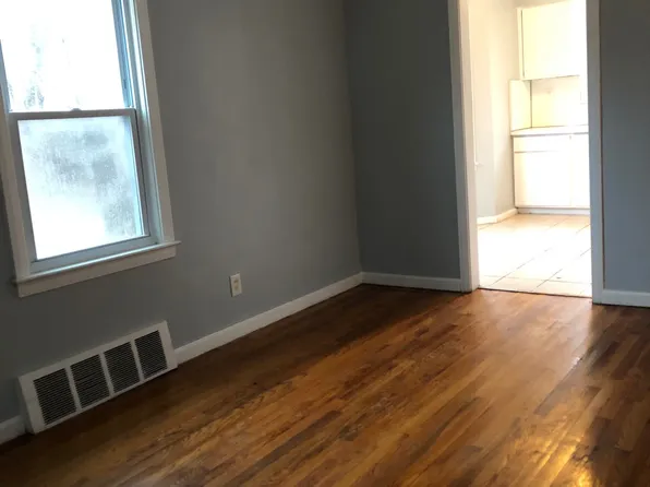 18705 Washtenaw St, Harper Woods, MI 48225