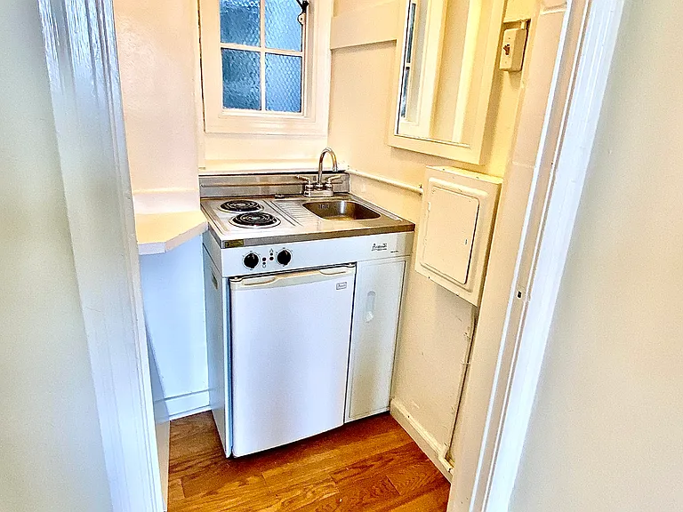 Tudor Hall Apartments — Photo 4