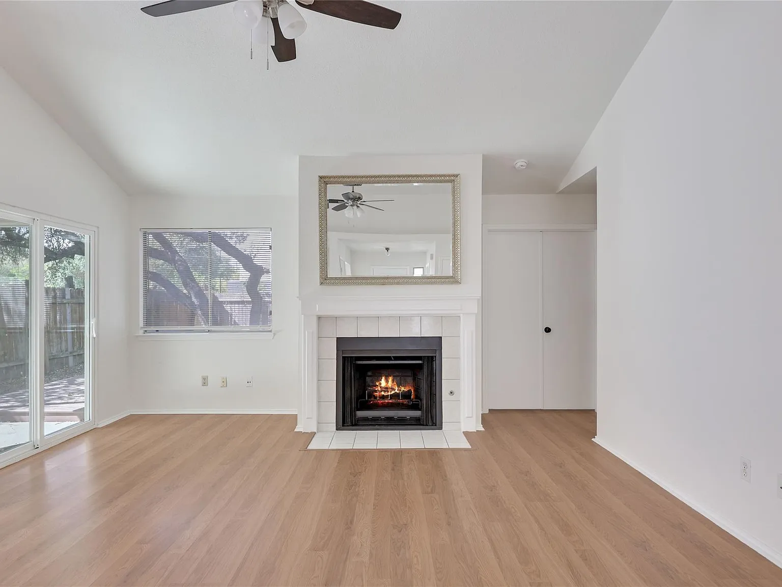 3 bed, 2.0 bath, 1356 sqft, $2,100 — Photo 3