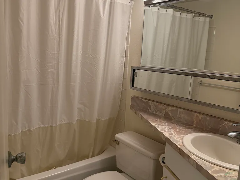 Bathroom w/tub