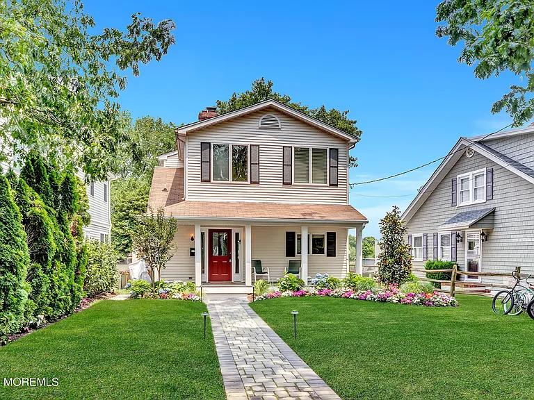 637 Beacon Blvd — Photo 3