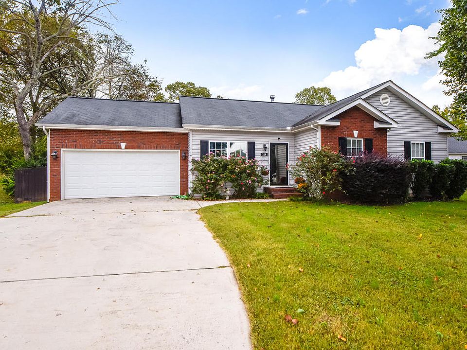 1st image of 228 Pinecrest Cir