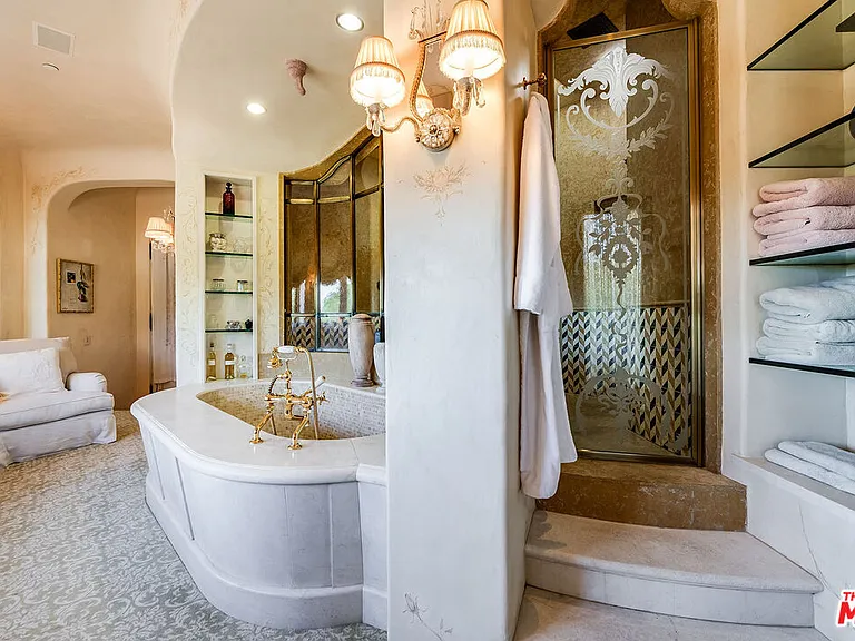 1550 Amalfi Dr — Photo 18