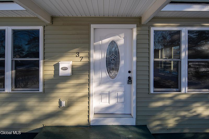 2nd image of 37 Marion Boulevard